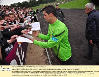 OPALENICA, 05.06.2012, EURO 2012 PORTUGAL NZ CRISTIANO RONALDO Fans - PORTUGAL NATIONAL FOOTBALL TEAM TRAINING IN OPALENICA POLAND EURO 2012 -  05062012FOTOMM0041