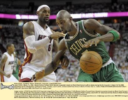June 5, 2012 - Miami, FL, USA - Boston Celtics forward Kevin Garnett is guarded closely by Miami Heat forward LeBron James during the third quarter in Game 5 of the NBA Basketball Herren USA Eastern Conference Finals, Tuesday, June 5, 2012, at AmericanAirlines Arena in Miami, Florida. Heat vs. Celtics - ZUMAm67