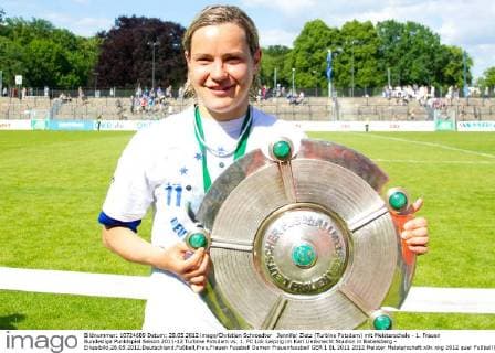 Jennifer Zietz (Turbine Potsdam) mit Meisterschale - 1. Frauen Bundesliga Punktspiel Saison 2011-12 Turbine Potsdam vs. 1. FC Lok Leipzig im Karl Liebknecht Stadion in Babelsberg - Einzelbild,28.05.2012,Deutschland,Fußball,Frau,Frauen
