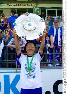 Yuki Nagasato (Turbine Potsdam) mit Meisterschale - 1. Frauen Bundesliga Punktspiel Saison 2011-12 Turbine Potsdam vs. 1. FC Lok Leipzig im Karl Liebknecht Stadion in Babelsberg - Einzelbild,28.05.2012,Deutschland,Fußball,Frau,Frauen