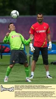 06.06.2012. OPALENICA, CENTRUM POBYTOWE. (EURO 2012) (TRAINING OF PORTUGAL NATIONAL TEAM). NZ JOAO PEREIRA, EDUARDO -  20120606PAP_JK021