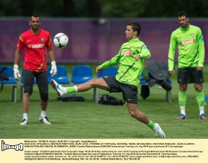 06.06.2012. OPALENICA, CENTRUM POBYTOWE. (EURO 2012) (TRAINING OF PORTUGAL NATIONAL TEAM). NZ EDUARDO, CRISTIANO RONALDO , HUGO ALMEIDA -  20120606PAP_JK020