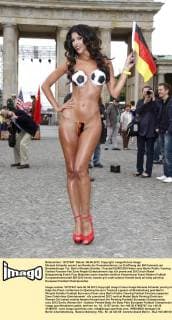 Micaela Schaefer posiert am Rande der Pressekonferenz zur Eröffnung der EM Fanmeile am Brandenburger Tor, Berlin Micaela Schäfer
