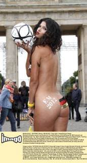 Micaela Schaefer posiert am Rande der Pressekonferenz zur Eröffnung der EM Fanmeile am Brandenburger Tor, Berlin Micaela Schäfer