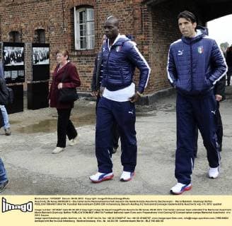 Auschwitz Birkenau 06 06 2012 - Die italienische Nationalmannschaft besucht die Gedenkstätte Auschwitz Buchenwald - Mario Balotelli, Gianluigi Buffon 