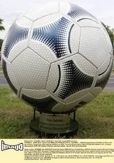 FUSSBALL - EURO 2012, Vorberichte BRESLAU,POLEN,06.JUN.12 - FUSSBALL - UEFA Europameisterschaft 2012 in Polen und der Ukraine, Vorberichte. Bild zeigt den EM-Ball von 2000, Terrestra Silverstream. 