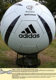 FUSSBALL - EURO 2012, Vorberichte BRESLAU,POLEN,06.JUN.12 - FUSSBALL - UEFA Europameisterschaft 2012 in Polen und der Ukraine, Vorberichte. Bild zeigt den EM-Ball Roteiro von 2004. 