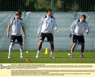 Training der deutschen Nationalmannschaft am 06.06.2012 in Danzig Toni Kroos ( Deutschland ), links - Mario Gomez ( Deutschland ), mitte - Lukas Podolski ( Deutschland ), rechts