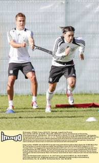Mario GÖTZE; GOETZE, Nr.19 DFB , Mesut ÖZIL, 8DFB beim Training, Sprinttraining am Nachmittag, Schnelligkeitstraining , DFB EM Euro , 2012 am 06.06.2012 in Danzig, P O L E N, Trainingsgelände, Trainingsplatz, Europameisterschaft 2012 in P o l e n, U k r a i n e