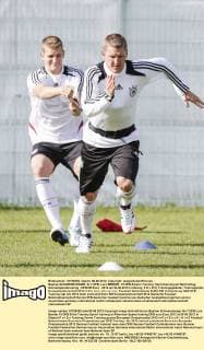 Bastian SCHWEINSTEIGER, Nr.7 DFB, Lars BENDER, 15 DFB B beim Training, Sprinttraining am Nachmittag, Schnelligkeitstraining , DFB EM Euro , 2012 am 06.06.2012 in Danzig, P O L E N, Trainingsgelände, Trainingsplatz, Europameisterschaft 2012 in P o l e n, U k r a i n e
