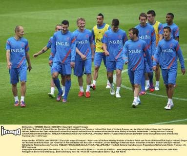 (L-R) Arjen Robben of Holland,Wesley Sneijder of Holland,Robin van Persie of Holland,Dirk Kuyt of Holland,Gregory van der Wiel of Holland,Klaas Jan Huntelaar of Holland,Rafael van der Vaart of Holland,Luciano Narsingh of Holland,Kevin Strootman of Holland,Ibrahim Afellay of Holland Netherlands Training Session Training xVIxMAURICExVANxSTEENxIVx 960751