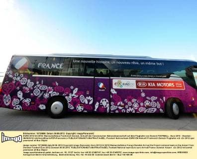 EURO 2012 6.6.2012: Mannschaftsbus Frankreich Donezk. Ankunft der französischen Nationalmannschaft auf dem Flughafen von Donezk FOOTBALL : Euro 2012 - Donetsk - 06 06 2012 xAnthonyBibardxFEPxPanoramicx 