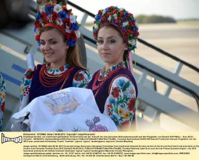 Empfangskomitee von traditionell gekleideten Ukrainerinnen bei der Ankunft der französischen Nationalmannschaft auf dem Flughafen von Donezk FOOTBALL : Euro 2012 - Donetsk - 06 06 2012 xAnthonyBibardxFEPxPanoramicx 