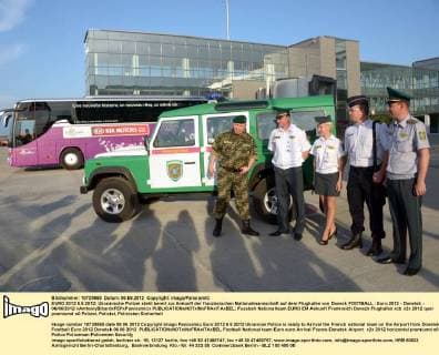 EURO 2012 6.6.2012: Ukrainische Polizei steht bereit zur Ankunft der französischen Nationalmannschaft auf dem Flughafen von Donezk FOOTBALL : Euro 2012 - Donetsk - 06 06 2012 xAnthonyBibardxFEPxPanoramicx 