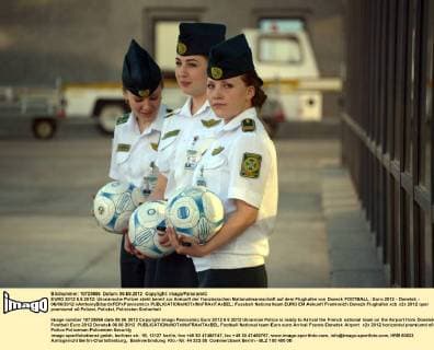 EURO 2012 6.6.2012: Ukrainische Polizei steht bereit zur Ankunft der französischen Nationalmannschaft auf dem Flughafen von Donezk FOOTBALL : Euro 2012 - Donetsk - 06 06 2012 xAnthonyBibardxFEPxPanoramicx 