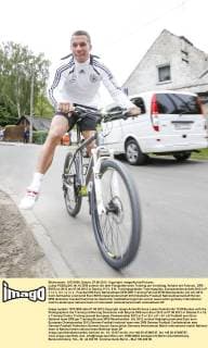 Lukas PODOLSKI, Nr.10 DFB scherzt mit dem Fotografen beim Training am Vormittag, Anfahrt mit Fahrrad , DFB EM Euro 2012 am 07.06.2012 in Danzig, P O L E N, Trainingsgelände, Trainingsplatz, Europameisterschaft 2012 in P o l e n, U k r a i n e