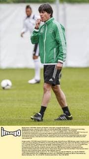 DFB Bundestrainer Joachim LÖW, LÖW, und Jerome BOATENG, 20 DFB beim Training am Vormittag , DFB EM Euro 2012 am 07.06.2012 in Danzig, P O L E N, Trainingsgelände, Trainingsplatz, Europameisterschaft 2012 in P o l e n, U k r a i n e