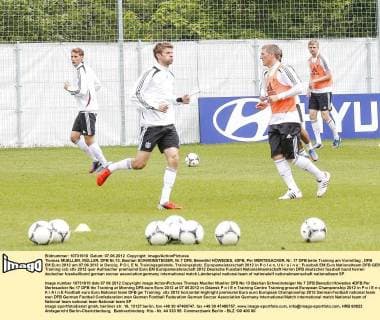 Thomas MUELLER, MÜLLER, DFB Nr.13, Bastian SCHWEINSTEIGER, Nr.7 DFB, Benedikt HÖWEDES, 4DFB, Per MERTESACKER, Nr. 17 DFB beim Training am Vormittag , DFB EM Euro 2012 am 07.06.2012 in Danzig, P O L E N, Trainingsgelände, Trainingsplatz, Europameisterschaft 2012 in P o l e n, U k r a i n e