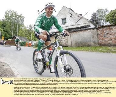 DFB Co Bundestrainer Hans Dieter Flick beim Training am Vormittag, Anfahrt mit Fahrrad , DFB EM Euro 2012 am 07.06.2012 in Danzig, P O L E N, Trainingsgelände, Trainingsplatz, Europameisterschaft 2012 in P o l e n, U k r a i n e