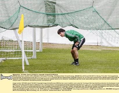 DFB Bundestrainer Joachim LÖW, LÖW beim Training am Vormittag , Sichtschutz beim Torwarttraining , DFB EM Euro 2012 am 07.06.2012 in Danzig, P O L E N, Trainingsgelände, Trainingsplatz, Europameisterschaft 2012 in P o l e n, U k r a i n e