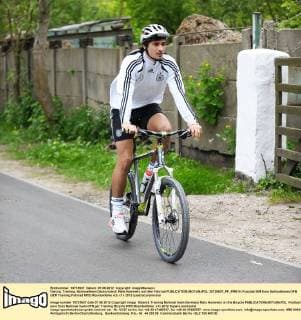Danzig, Training, Nationalteam Deutschland: Mats Hummels auf dem Fahrrad  20120607_PF_PM014