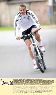 FUSSBALL INTERNATIONAL EURO 2012 07.06.2012 Training der Deutschen Nationalmannschaft in Danzig Lukas Podolski (Deutschland) kommt mit dem Fahrrad 