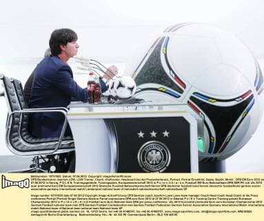 DFB Bundestrainer Joachim LÖW, LÖW Trainer, Coach, Cheftrainer, Headcoach bei der Pressekonferenz, Portrait, Porträt Einzelbild, Geste, Gestik, Mimik , DFB EM Euro 2012 am 07.06.2012 in Danzig, P O L E N, Trainingsgelände, Trainingsplatz, Europameisterschaft 2012 in P o l e n, U k r a i n e