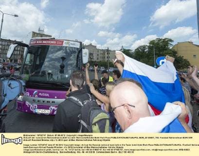 Ankunft der russischen Nationalmannschaft vor dem Mannschaftshotel Hotel Park Plaza  BOR_20120607_702