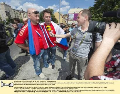 Fans warten auf die Ankunft der russischen Nationalmannschaft vor dem Mannschaftshotel Hotel Park Plaza  BOR_20120607_703