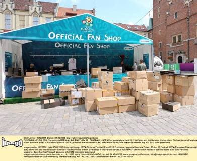FUSSBALL - EURO 2012, Vorberichte BRESLAU,POLEN,07.JUN.12 - FUSSBALL - UEFA Europameisterschaft 2012 in Polen und der Ukraine, Vorberichte. Bild zeigt einen Fanshop in der Fanzone. 