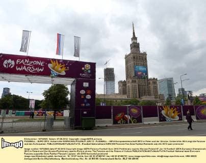 FUSSBALL - EURO 2012, Vorberichte WARSCHAU,POLEN,07.JUN.12 - FUSSBALL - UEFA Europameisterschaft 2012 in Polen und der Ukraine, Vorberichte. Bild zeigt die Fanzone und den Kulturpalast. 
