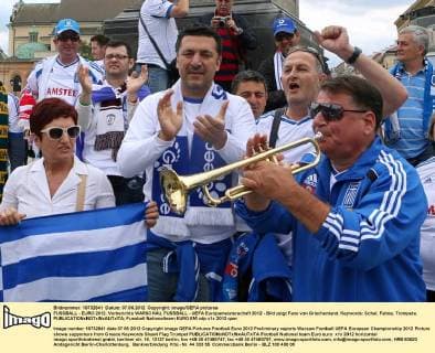 FUSSBALL - EURO 2012, Vorberichte WARSCHAU, FUSSBALL - UEFA Europameisterschaft 2012 - Bild zeigt Fans von Griechenland. Keywords: Schal, Fahne, Trompete. 