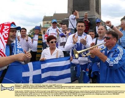 FUSSBALL - EURO 2012, Vorberichte WARSCHAU, FUSSBALL - UEFA Europameisterschaft 2012 , Vorberichte. Bild zeigt Fans von Griechenland. Keywords: Schal, Fahne, Trompete. 