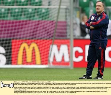 FUSSBALL - EURO 2012, Training BRESLAU,07.JUN.12 - FUSSBALL - UEFA Europameisterschaft 2012, Vorberichte, Abschlusstraining RUS. Bild zeigt Teamchef Dick Advocaat (RUS). 