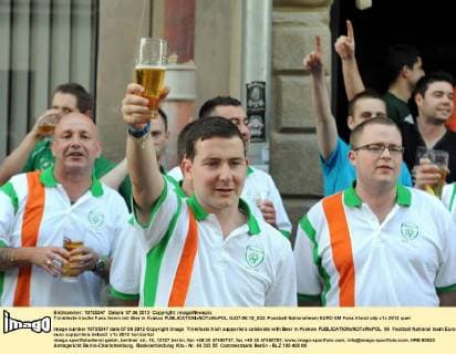 Trinkfeste Irische Fans feiern mit Bier in Krakau  GJ07.06.12_032
