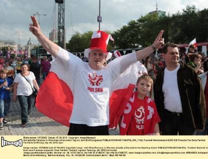 Gut gefüllte Fanzone in Warschau schon einen Tag vor dem Eröffnungsspiel  D30_7128