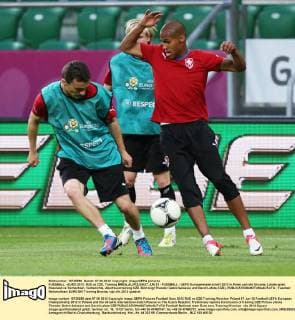 FUSSBALL - EURO 2012, RUS vs CZE, Training BRESLAU,POLEN,07.JUN.12 - FUSSBALL - UEFA Europameisterschaft 2012 in Polen und der Ukraine, Länderspiel, Russland vs Tschechien, Vorberichte, Abschlusstraining CZE. Bild zeigt Theodor Gebre Selassie und David Lafata (CZE). 
