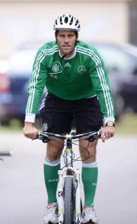 FUSSBALL INTERNATIONAL EURO 2012 07.06.2012 Training der Deutschen Nationalmannschaft in Danzig Fitness-Trainer Yann-Benjamin Kugel (Deutschland) kommt mit dem Fahrrad zum Training 
