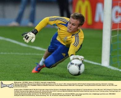 Ukraine s goalkeeper Maksym Koval attends a training session in Kiev on June 7, 2012, ahead of the Euro 2012 football championships opening. (Xinhua Li Jundong) UKRAINE-KIEV-EURO 2012-TRAINING 