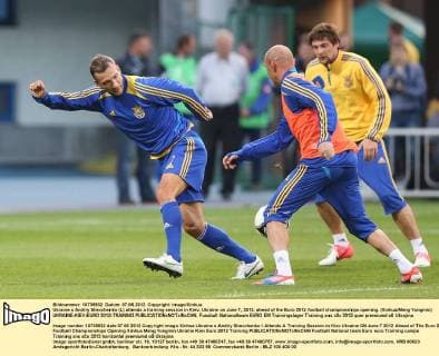 Ukraine s Andriy Shevchenko (L) attends a training session in Kiev, Ukraine on June 7, 2012, ahead of the Euro 2012 football championships opening. (Xinhua Meng Yongmin) UKRAINE-KIEV-EURO 2012-TRAINING 