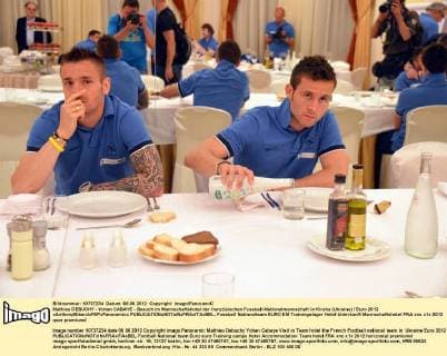 Mathieu DEBUCHY - Yohan CABAYE - Besuch im Mannschaftshotel der französischen Fussball-Nationalmannschaft in Kirsha (Ukraine) Euro 2012 xAnthonyBibardxFEPxPanoramicx 