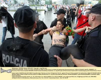 WARSCHAU EM EURO - Protest von Femen Aktivistinnen gegen die EM. Polizei verhaftet die halbnackten Demonstrantinnen.  AM080612_13