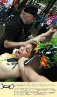 WARSCHAU EM EURO - Protest von Femen Aktivistinnen gegen die EM. Polizei verhaftet die halbnackten Demonstrantinnen.  AM080612_19