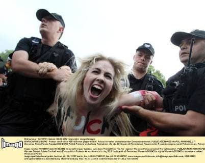 WARSCHAU EM EURO - Protest von Femen Aktivistinnen gegen die EM. Polizei verhaftet die halbnackten Demonstrantinnen.  AM080612_27