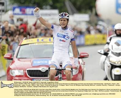 Arthur VICHOT ( FRA FDJ - BigMat ) gewinnt die fünfte Etappe des Criterium du Dauphine im Alleingang und freut sich mit seinem Teamkameraden - Soloflucht - Finish - Ziel - Emotionen - Jubel - Freude - Aktion - quer - Event: Criterium du Dauphine - 5.Etappe - Saint Trivier sur Moignon nach Rumilly 186.5 km - Location: Rumilly - Frankreich - Europa - DSatum: 08.06.2012 - Contact