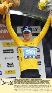 Bradley WIGGINS ( GBR SKY Procycling ) verteidigt sein gelbes Trikot des Gesamtführenden - Podium - Siegerehrung - Freude - Jubel - Emotionen - hoch - Event: Criterium du Dauphine - 5.Etappe - Saint Trivier sur Moignon nach Rumilly 186.5 km - Location: Rumilly - Frankreich - Europa - DSatum: 08.06.2012 - Contact