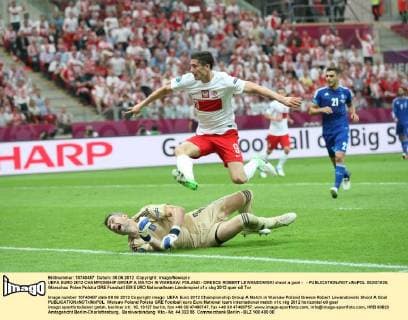 UEFA EURO 2012 CHAMPIONSHIP GROUP A MATCH IN WARSAW: POLAND - GREECE ROBERT LEWANDOWSKI shoot a goal - -  0S3G1925