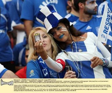 FUSSBALL - EURO 2012, - WARSCHAU, FUSSBALL - UEFA Europameisterschaft 2012 - Länderspiel, Gruppenphase, Eröffnungsspiel - Bild zeigt Fans von Griechenland - 