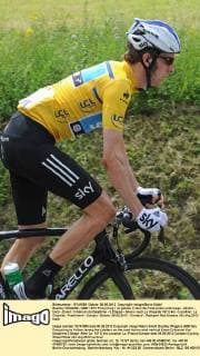 Bradley WIGGINS ( GBR SKY Procycling ) im gelben Trikot des Führenden unterwegs - Aktion - hoch - Event: Criterium du Dauphine - 3.Etappe - Givors nach La Clayette 167.0 km - Location: La Clayette - Frankreich - Europa - Datum: 06.06.2012 - Contact