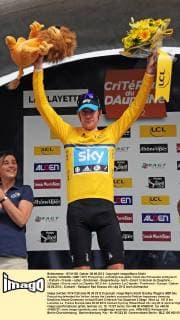 Bradley WIGGINS ( GBR SKY Procycling ) verteidigt das gelbe Trikot des Führenden erfolgreich - Podium - Freude - Jubel - Emotionen - Siegerehrung - hoch - Event: Criterium du Dauphine - 3.Etappe - Givors nach La Clayette 167.0 km - Location: La Clayette - Frankreich - Europa - Datum: 06.06.2012 - Contact